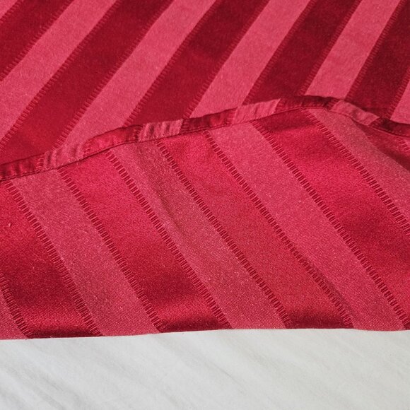 Red Stripe Round Tablecloth 66 inch Diameter Damask Jacquard Satin Table Cover - Picture 5 of 6